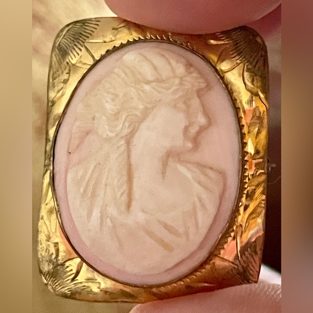 Gold-tone Carved Cameo Brooch - Picture 5 of 9